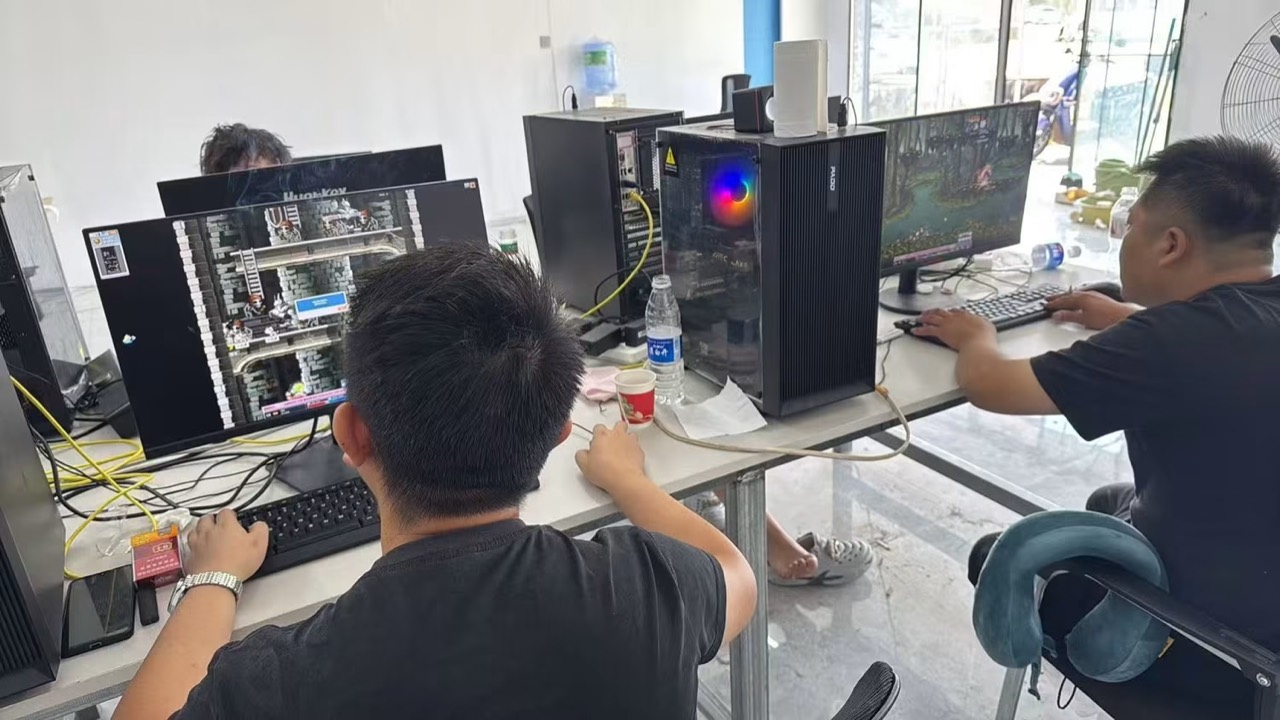 代練人員在電腦前手動操作楓之谷